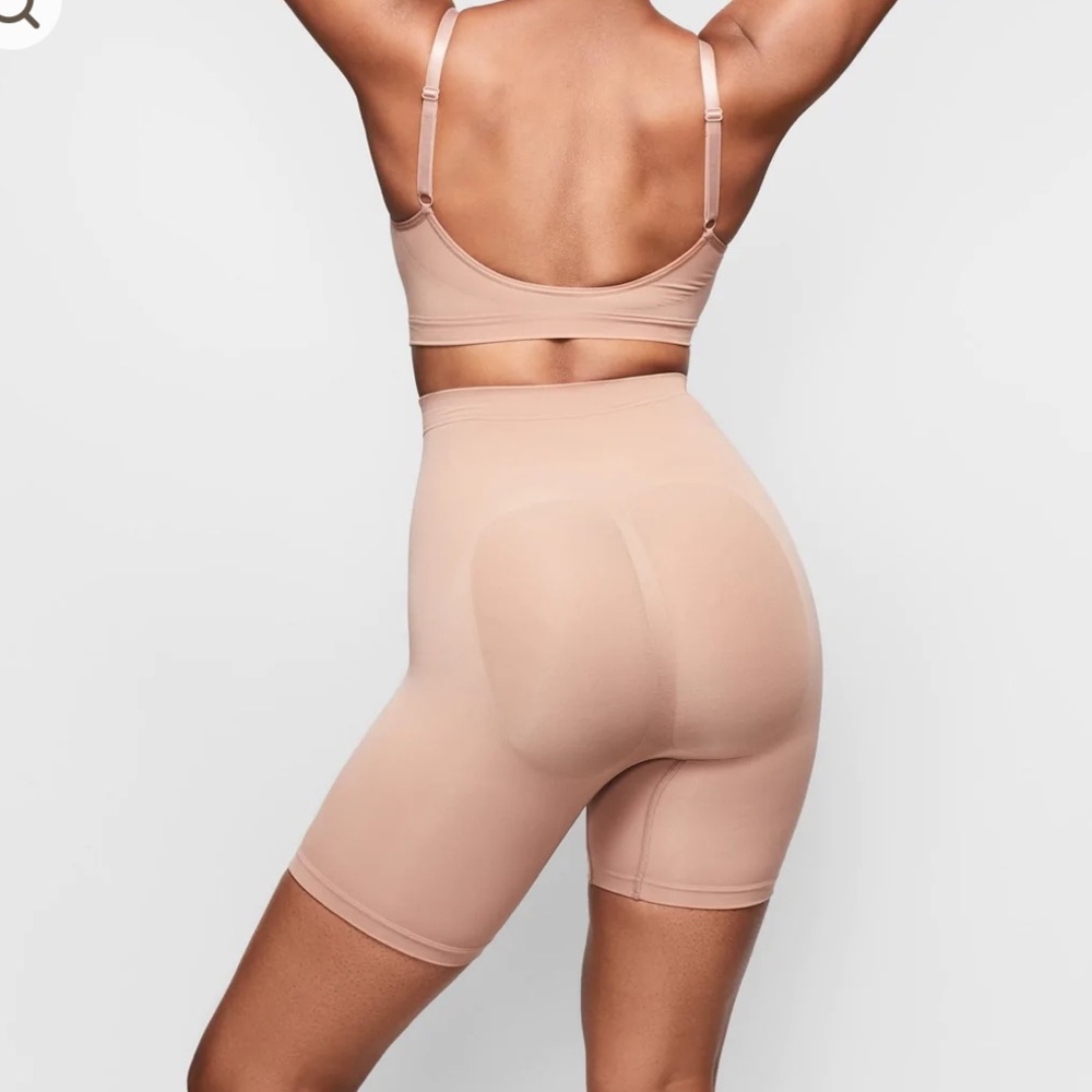 SKIMS SCULPTING SHORT MID THIGH W/ OPEN GUSSET | CLAY - Picture 2 of 6